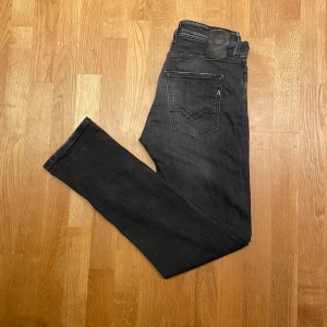 Replay jeans - Ett par svarta stilrena replay anbass jeans i storlek 30/32. De är i mycket bra skick med knappa tecken på användning. Hör av er vid fler frågor eller funderingar!💬😇