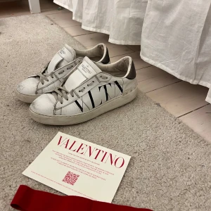 Valentino Garavani skor - Säljer mina valentino skor i storlek 37 då jag inte använder dom längre. Dom är som man ser i använt skick och har tappat bort själva lådan. Därför de billiga priset, köpta för 5000 men originalpris utan rabatt är 8700. Skorna kan säkert bli snyggare me lite kärlek💕💕