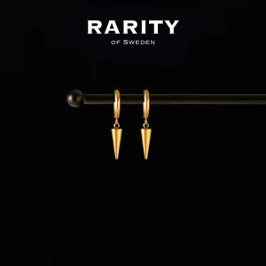 Spike Earring - Gold: Guldiga örhängen med nitar - Otroligt snygga örhängen med nitar i rostfritt stål!! Örhängena är i fin guldig färg och passar så bra för att piffa upp en outfit och lägga till en extra detalj🪽Likt alla andra våra smycken tål dessa örhängen vatten och håller sitt glans länge!! Vid frågor eller funderingar - välkommen att skriva till oss🪽