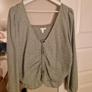 Fin sommartopp  - Fin sommartopp från H&M. Öppen för prisförslag!