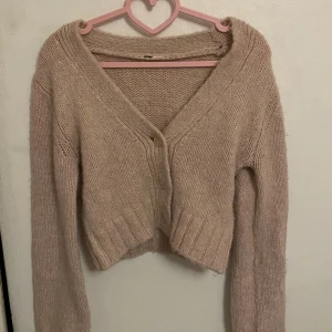 Ljuslila cardigan (LÄS DESC)  - !!!! DÅLIGT ljus tyvärr, men den är lila/rosa!!