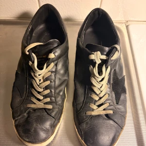 Svarta Golden Goose Superstar sneakers - Svarta Golden Goose Superstar sneakers i skinn. Storlek 42/43