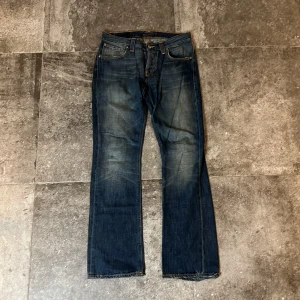 Nudie Jeans - Bootcut Ola  - Tja! säljer mina bootcut olas i 30/32, riktigt skön fade, just detta par kommer från runt 2008-2009 alltså runt 17 år gammla👏 