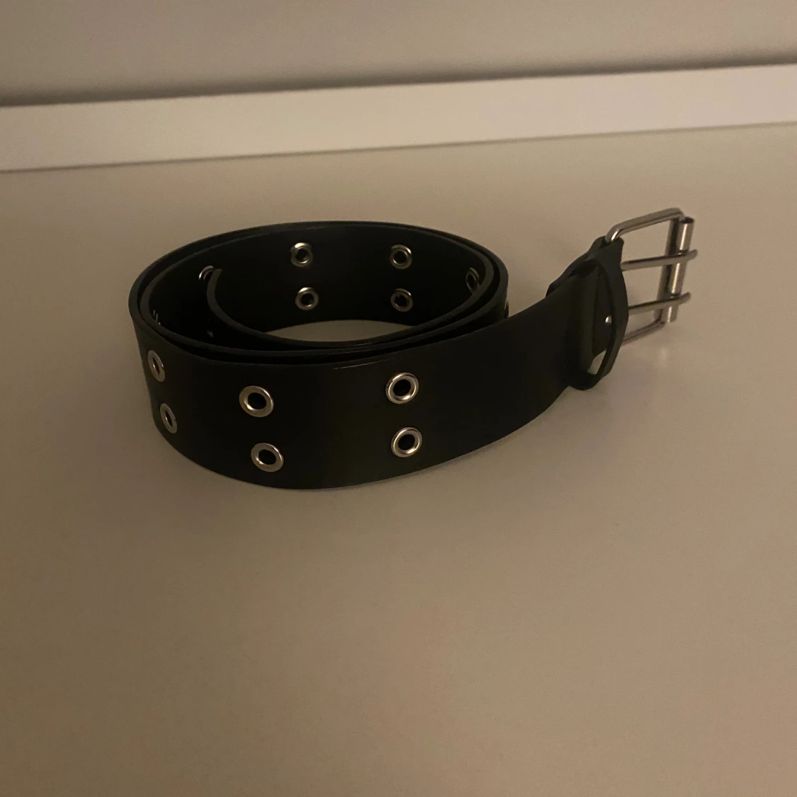 Svart skärp med silverfärgade nitar