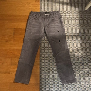 Dolce & Gabbana jeans - Säljer dessa feta jeans då jag har växt ur de. Storlek 46 (ungefär W30 L30). Tveka inte att skriva vid funderingar eller liknande!