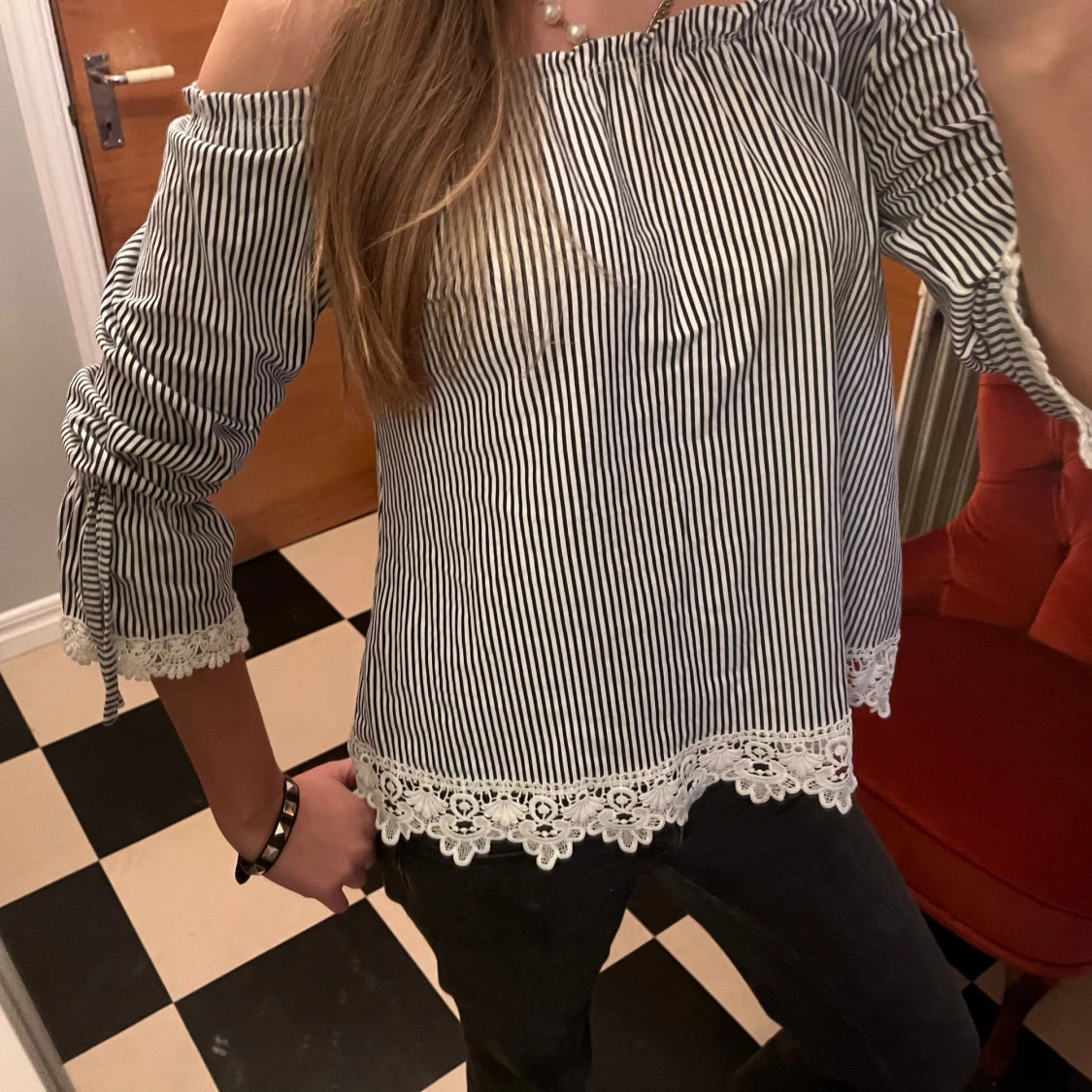 Randig offshoulder blus med spets