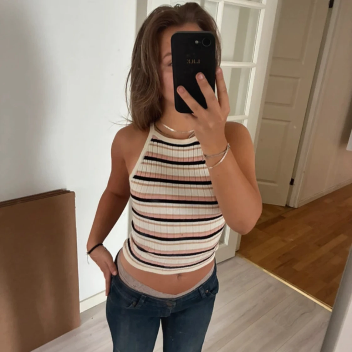 Randig ribbad linnetopp i vitt och rosa