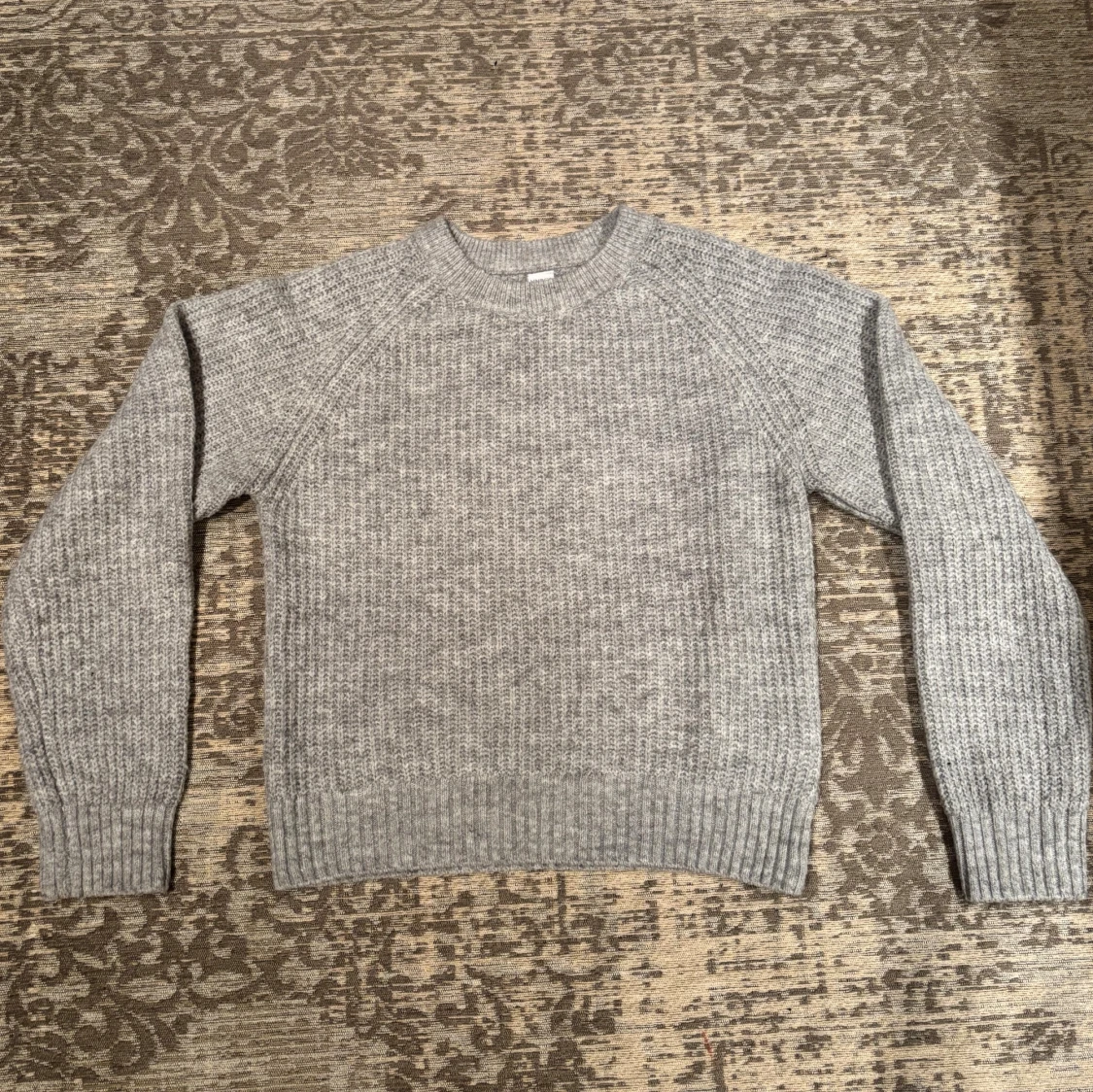 Grå stickad tröja - 1