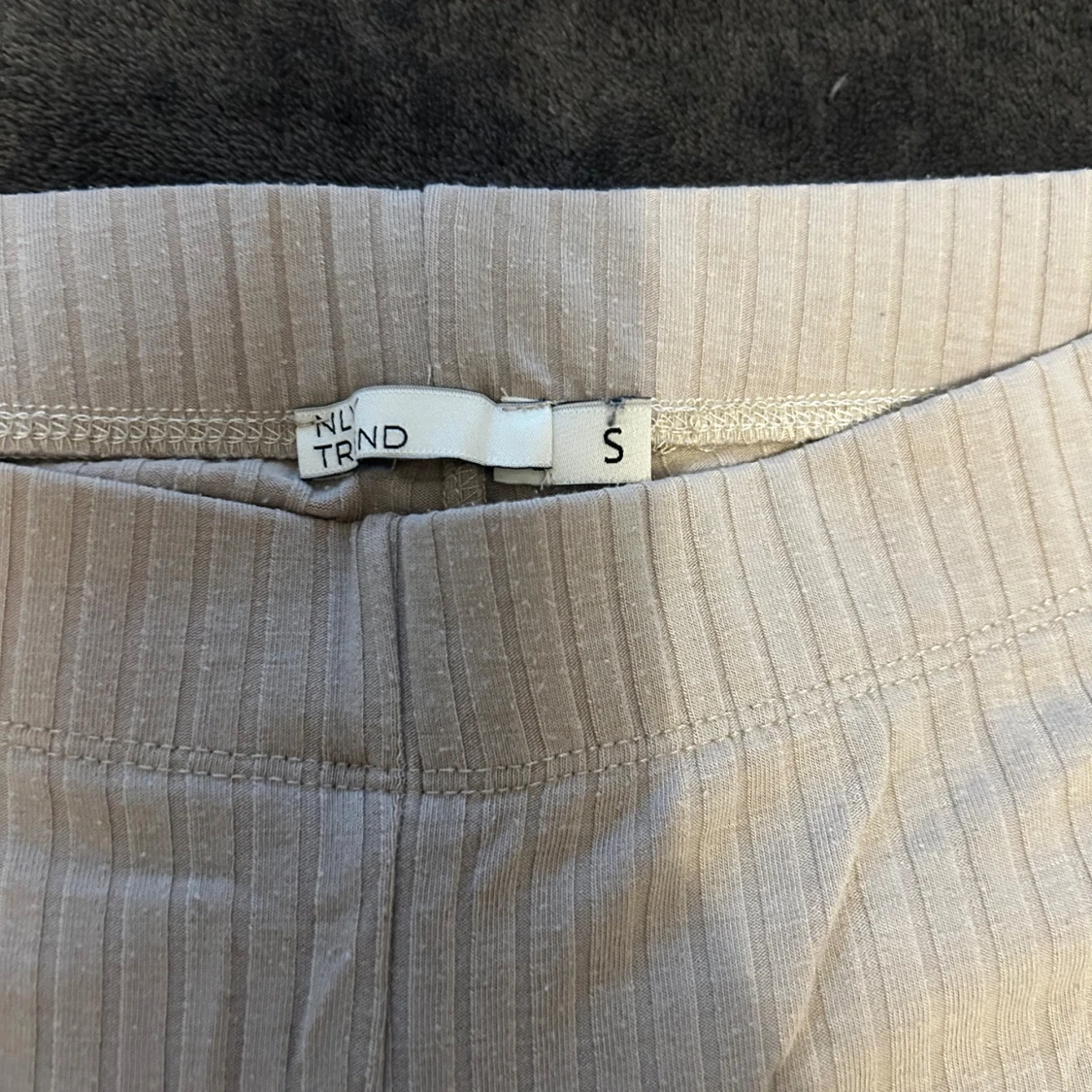 Beige ribbade byxor från NLY Trend - 1