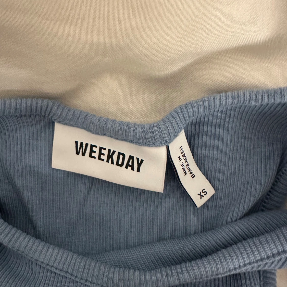Blå ribbad linnetopp från Weekday - 2