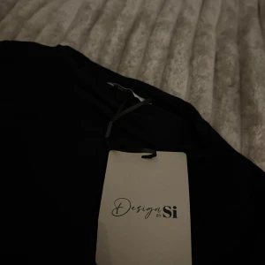 Svart långärmad tröja Design by Si - Helt ny långärmad tröja från design by si i storlek Xs