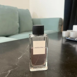 Dolce & Gabbana L'Imperatrice parfym - Stilren parfym från Dolce & Gabbana med namnet L'Imperatrice. Perfekt för dig som vill ha en ikonisk doft i din samling. Flaskan har en modern design som passar in i alla miljöer. Lite mer en halva kvar 