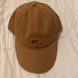 H&M keps  - Nu säljer jag en justerbar keps från H&M med trycket NY. Den är i storlek M/L. Den är så cool och passar en street style outfit.