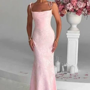 Babyboo klänning - Återsäljer den virala babyboo klänning då den tyvärr var för kort för mig💖  Mycket bra skick , använd 1 gång och tvättad.  Storlek XS Betalt tull och frakt när jag köpte den. 