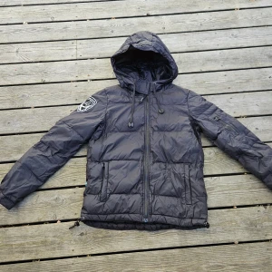 Dbrand jacka  - En svart dunjacka från dbrand, ny pris runt 3000kr. Äkta ankdun, varm och perfekt till vintern! Storlek S, använd ett fåtal gånger ❤️ -passar alla kön  Finns flera dbrand uppe i min profil! ❤️