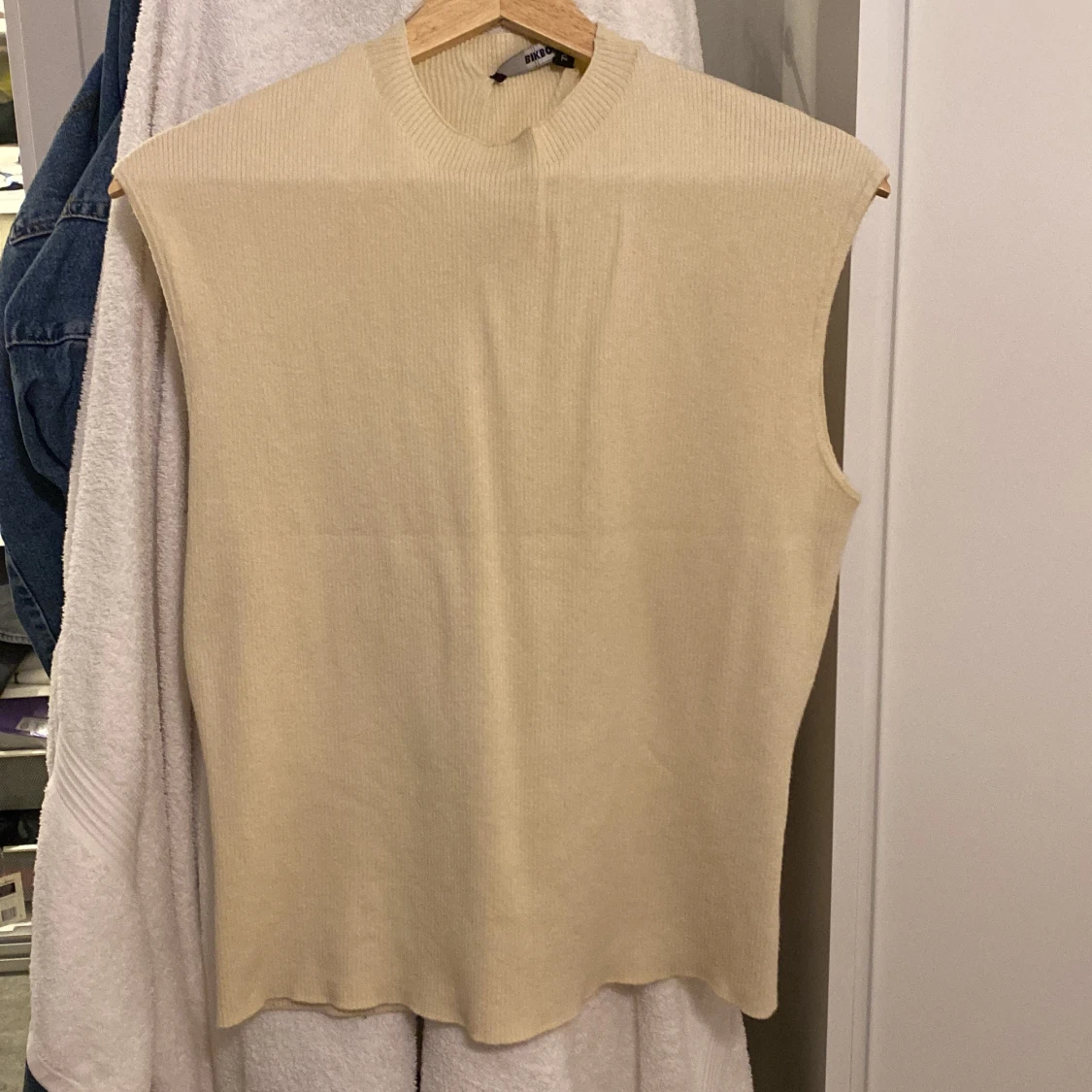 Beige  ärmlös topp från Bikbok