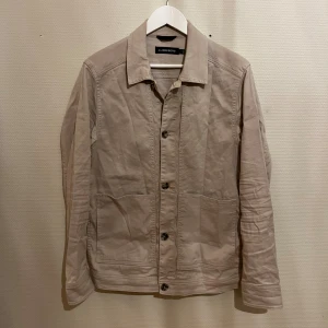 Beige J.Lindeberg Overshirt  - Säljer denna sjukt snygga Overshirten från J.Lindeberg⭐️ Färgen är beige och storleken är S✅ Den har inga defekter och skicket är utomordentligt🙌🤝 Sjukt najs passform och passar perfekt till hösten🍁🙌 Tveka inte på att höra av er dig vid minsta fråga eller fundering😊