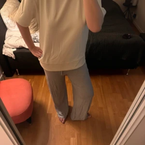 T-shirt  - Så snygg T-shirt i typ sweatshirt material fast mer finsytt!! Så fin