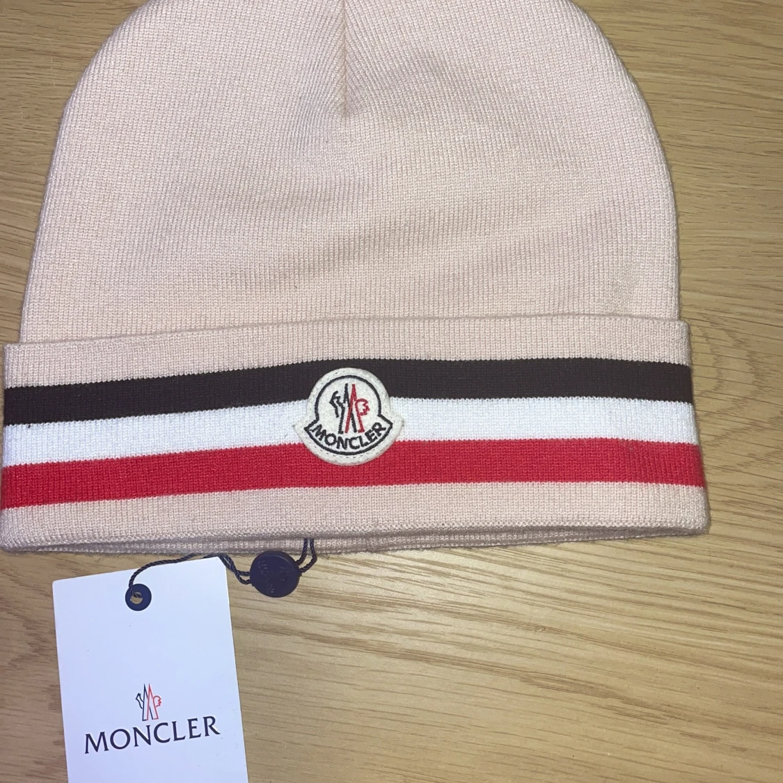 Beige Moncler mössa med ränder