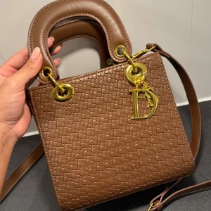 Väska  - Hej! Säljer min snygga bruna väska som är i nyskick. Väskan är helt ny och oanvänd. Man kan få plats med en hel del saker i väskan. Finns i Stockholm. Priset kan diskuteras. 