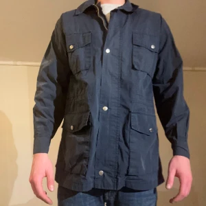 Fieldjacka  - Hej! Säljer nu min jacka från märket Oxer, storlek M. Bra skick, modellen är 184cm och väger 74kg. Tveka inte på att höra av dig om du har frågor eller funderingar kring jackan!