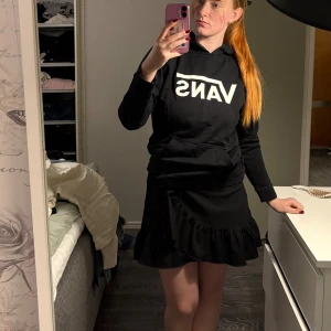 Vans hoodie - Vans hoodie. Står att den är XL men de är den verkligen inte! Utan jag brukar ha storlek M och den är för liten på mig så skulle säga storlek S! Använd fåtal gånger.
