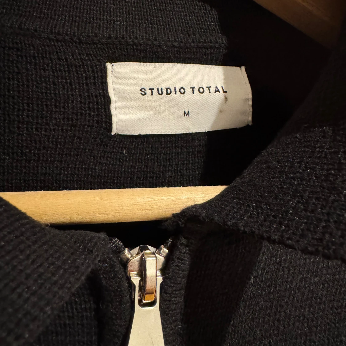 Svart stickad kofta från Studio Total - 1