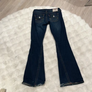 True religion Jeans - Säljer dessa true religion jeans på grund av att dom är för stora. Dom är lite slitna längst ner men inget som man märker när man har på sig dom 🤍