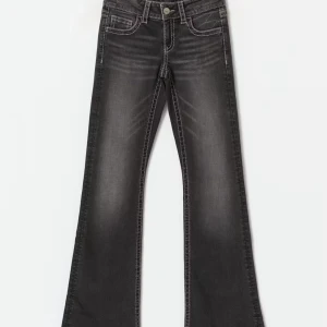 Svarta bootcut jeans med broderad ficka Gina tricot - Säljer fina jeans som inte används längre, har används några gånger men är i jätte bra skick, kontakta om intresse ❤️