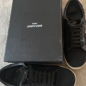 Svarta sneakers från Saint Laurent - Svarta sneakers från Saint Laurent i storlek 43 säljer pga kommer ej till användning längre skick 7/10 allt OG ingår även årderbekräftelse för skorna finns! Hör av er vid minsta fundering.✅