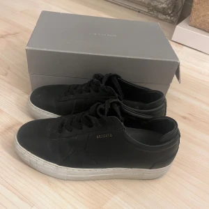 Svarta sneakers från Axel Arigato - Säljer nu dessa fina skor pågrund av ingen användning. 38 år storleken men passar även 37, priset kan diskuteras.