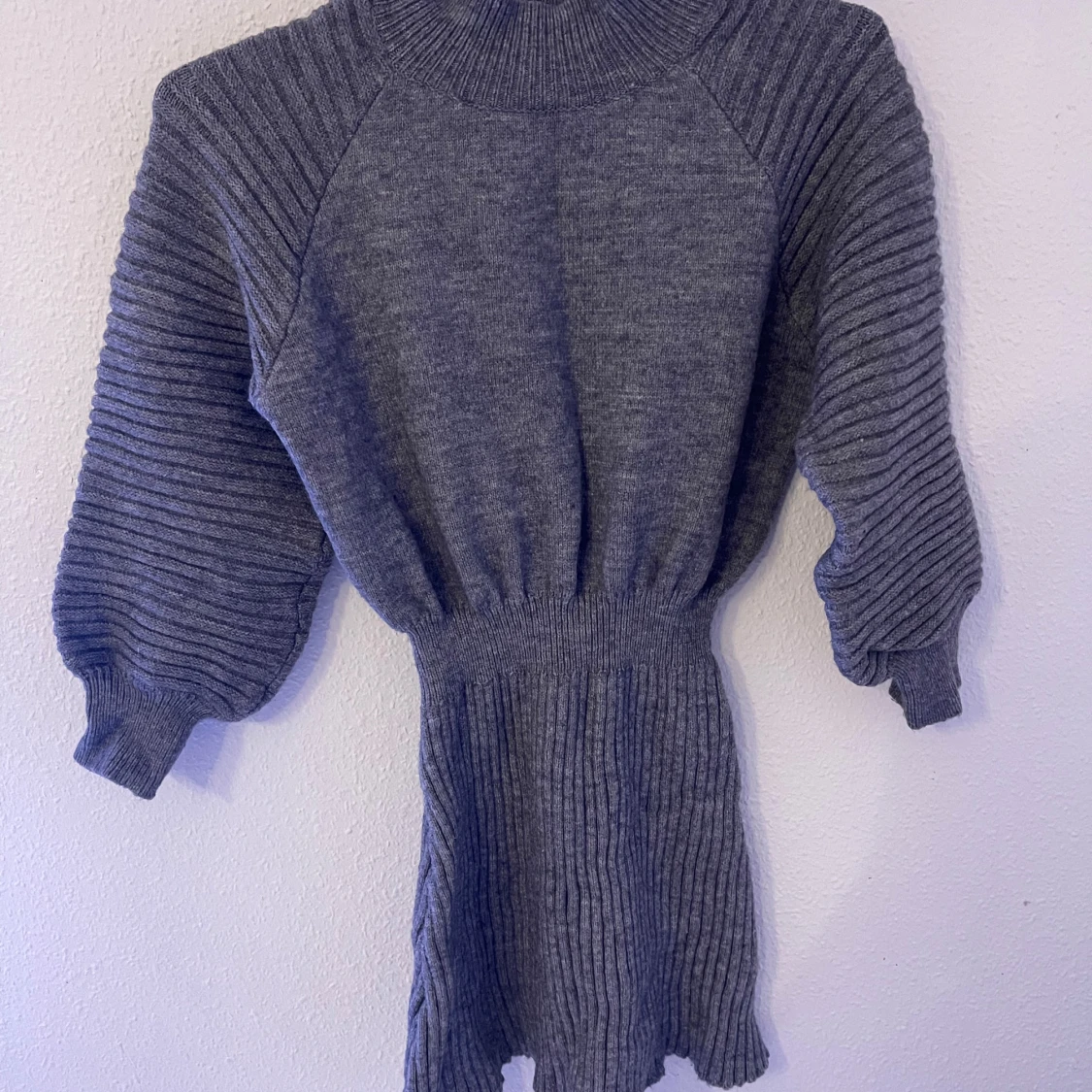 Grå ribbad stickad klänning
