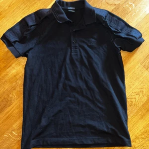 Svart pikétröja från BOSS - svart pikétröja från Boss