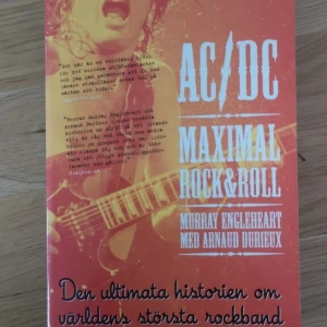 AC/DC Maximal Rock & Roll - Den ultimata historien om AC/DC! Fylld med unika bilder och intervjuer, berättar denna bok om bandets resa från starten till ett av världens största rockband.