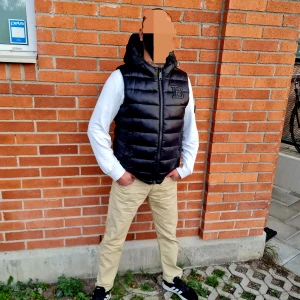 Äkta Balmain väst fodrad och varm (nylon) - Säljer min Äkta Balmainväst i storlek XL, den är knappt använd och 100% original, skickas med dustbagen och galjen som ingick när jag köpte den i Dubai, (köptes för 14000) västen är I nyskick utan defekter, hål eller minsta fel! Har massvis med fler bilder så skriv gärna vid intresse så pratat vi vidare där! 😊👍