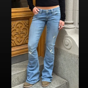 Lågmidjade jeans TALL - Så snygga lågmidjade jeans från Gina Young 14+ i TALL. Säljs inte längre. Endast använda 1 gång eftersom de tyvärr är försmå på mig❣️❣️❣️Innerbenslängd: ca 85cm. Midjemått (tvärs över): ca 37cm