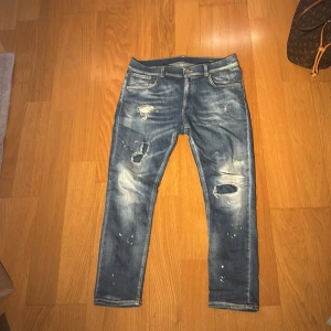 Dondup Jeans - Tjena! Säljer ett par riktigt feta Dondup Jeans i W30. Modellen är Alex, sitter som vanlig slim fit. På bild 3 ser du passformen på mig som är 181 65kg. Hör av dig vid fler frågor! Mvh JacobsCloset 