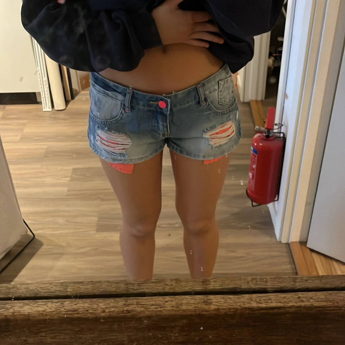 Lågmidjade jeansshorts med slitningar  - 2
