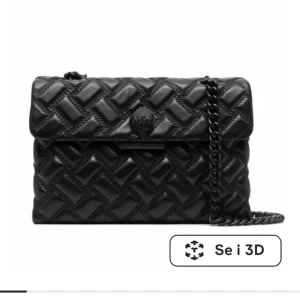 Svart Kurt Geiger väska - Nypris 3 000kr, jag säljer för 949kr då den har lite skador under väskan, som syns på de sista bilderna!