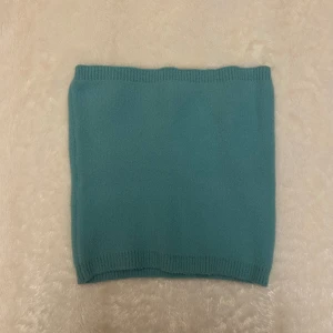 Turkos stickad topp från Zara - Snygg turkos tubtopp/kjol, mjukt material och ribbade kanter upptill och nedtill. Från Zara i storlek S. Köp gärna billiga bundles!!! 💓💓