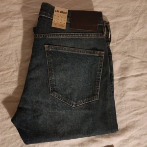 C.O.F Studio blåa jeans storlek 32 - Helt oanvända nya jeans från cof studio.  Skriv vid eventuella frågor eller bilder. Nypris ca 2000kr