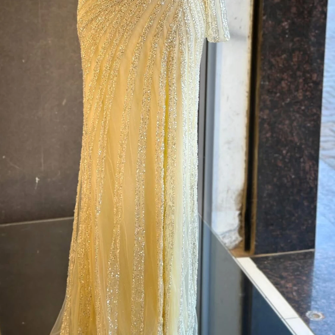 Champagnefärgad glittrig långklänning - 1