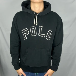 Svart hoodie från Polo Ralph Lauren - Storlek: M Skick: 9/10 Modellen är 185 och väger 78kg 