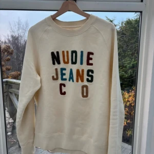Nudie Jeans Tröja - Riktigt snygg Nudie Jeans Sweater. Den är i använt men gott skick. Storlek M men skulle säga att den passar som en M/L. Kom gärna med frågor 🙌