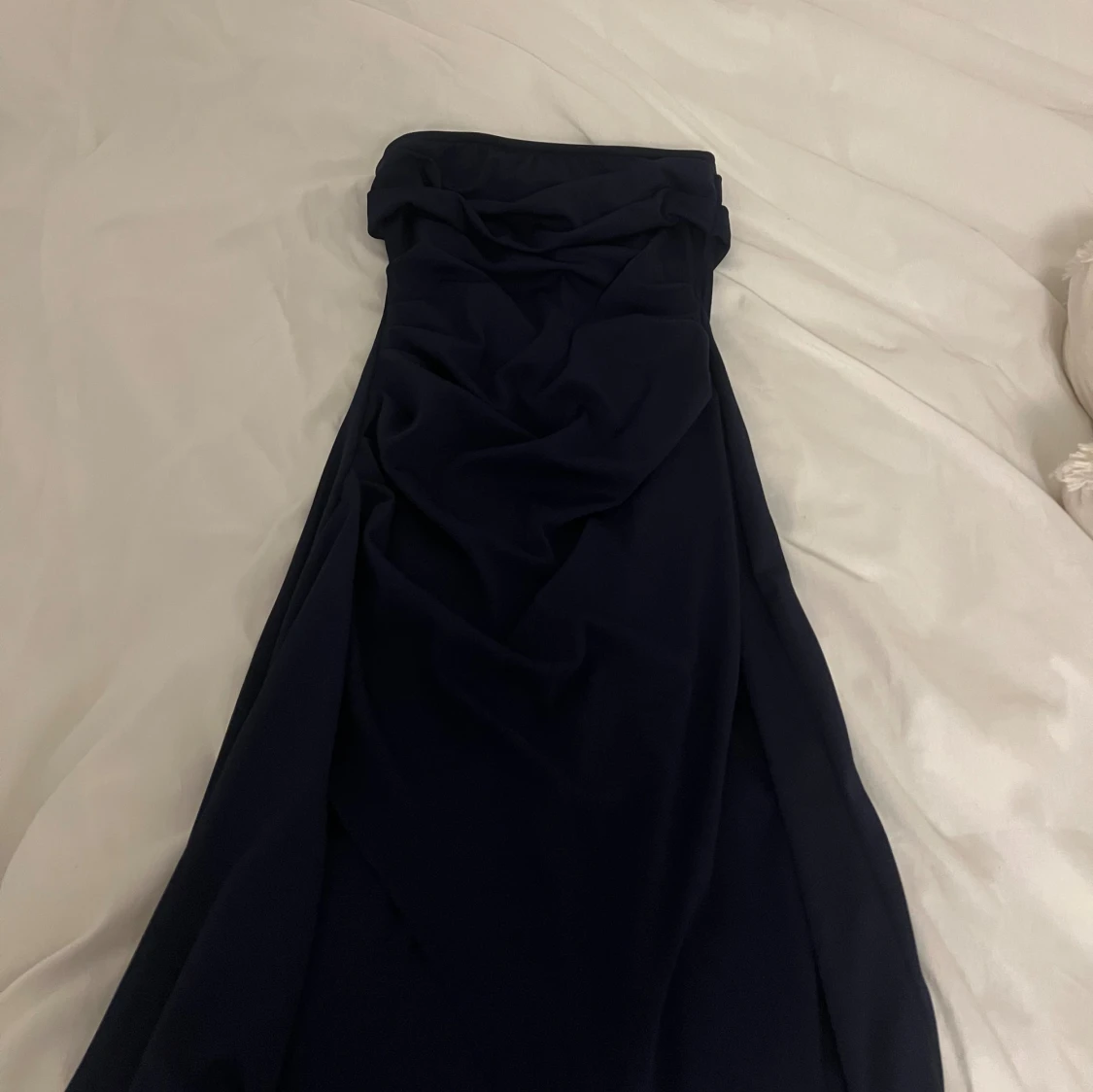 Marinblå axelbandslös långklänning