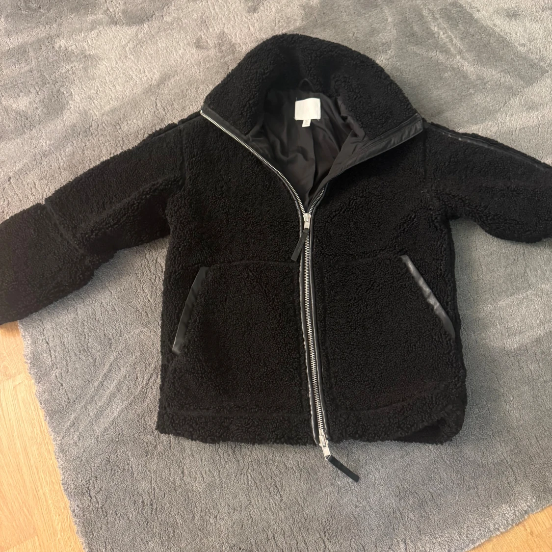 Svart teddyjacka med dragkedja