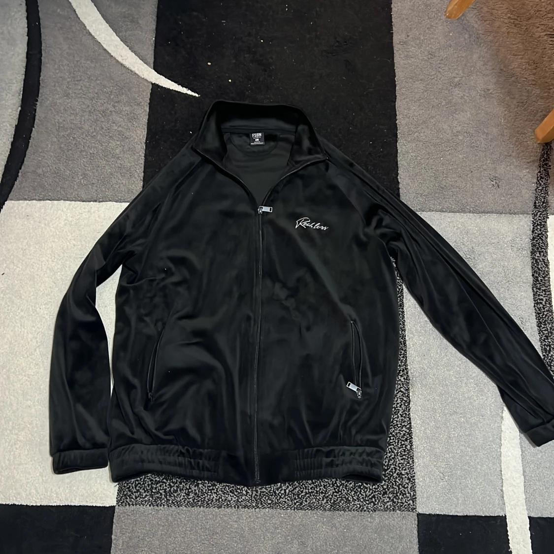 Svart trackjacka från FSBN, storlek L