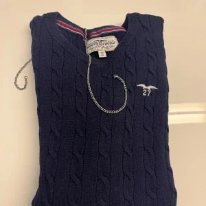 🔵Marinblå kabelstickad Hampton Republic tröja😍 - Tjaba tjena! Säljer nu denna stilrena Hampton Republic tröja i Marinblått!🟦storlek 158-164, modellen är unisex och passformen är som slim🔥Använd varsamt ett fåtal gånger, fortfarande i toppskick💯 Riktigt skön passform och känns som ny✨OBS: Litet lagat hål vid handleden (se på bild 5), syns knappt och påverkar inte looken🧵Går att snacka pris vid smidig affär👊Hör av dig – svarar direkt på allt du undrar👌