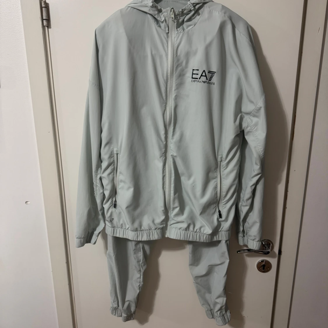 Ljusgrå vindjacka från EA7 Emporio Armani - 1