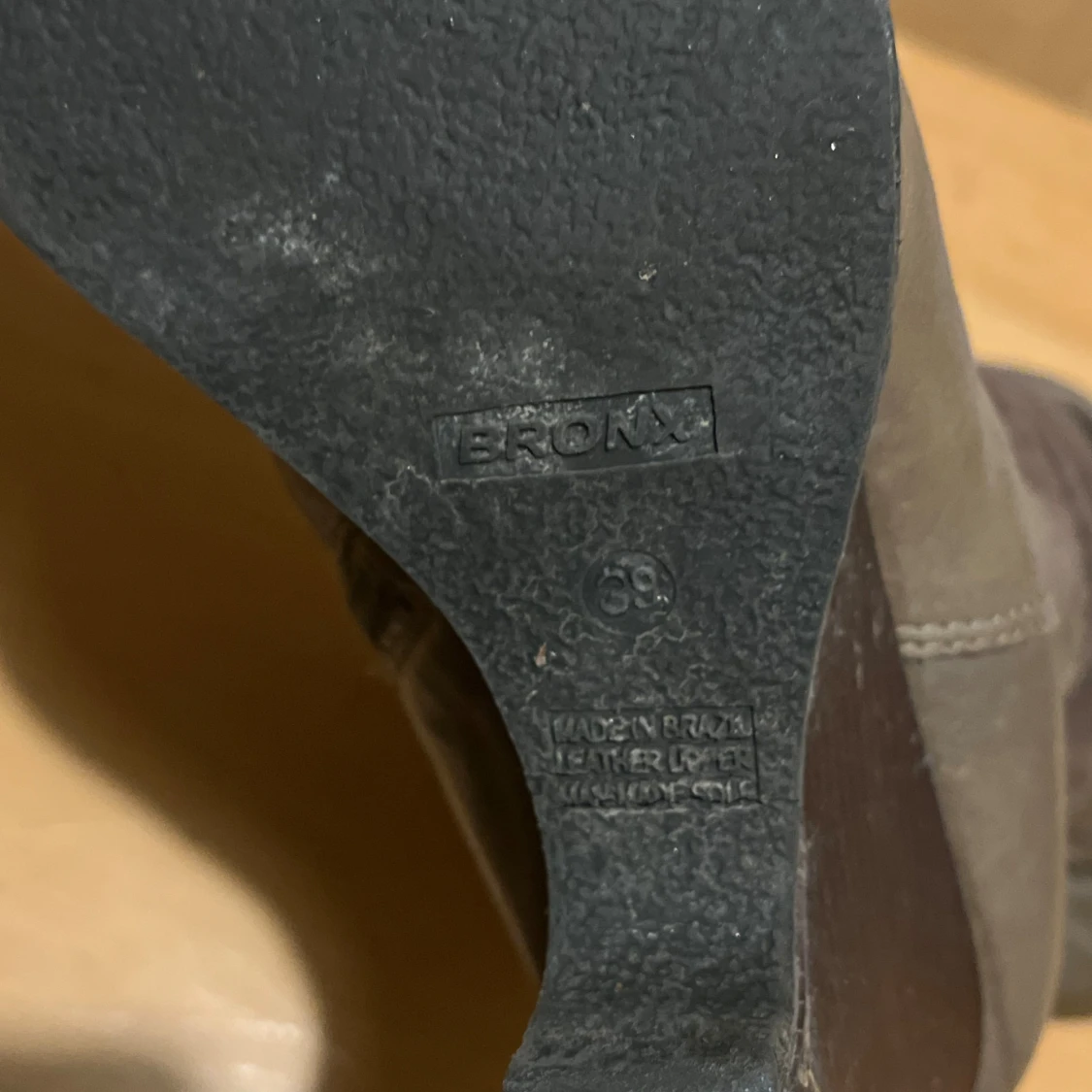 Bruna stövletter med klack och nitar - 4